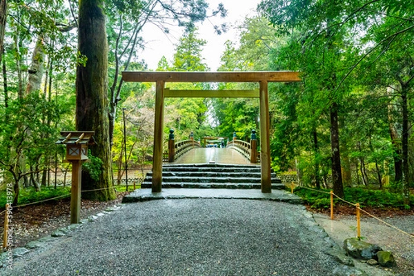 Obraz 雨の日の鳥居と橋