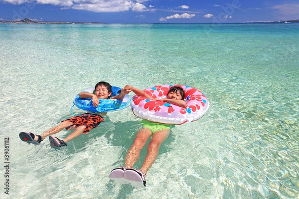 Fototapeta 澄んだ美しい海と仲の良い姉弟