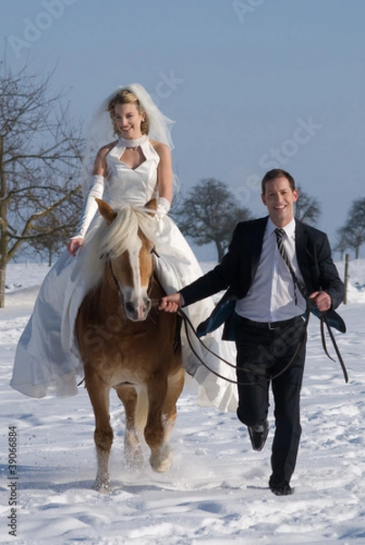 Obraz Brautpaar mit Pferd im Winter