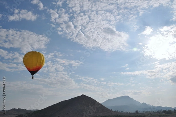 Fototapeta Vuelo en globo a ras de tierra