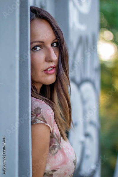 Fototapeta Modelo posando para sesión de moda en puente de hierro
