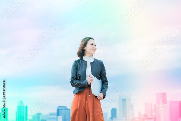 Fototapeta 屋外でノートパソコンを持つ女性