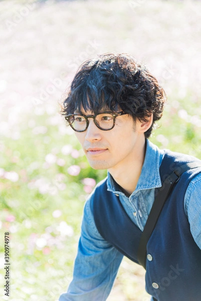 Fototapeta コスモス畑で微笑む若い男性