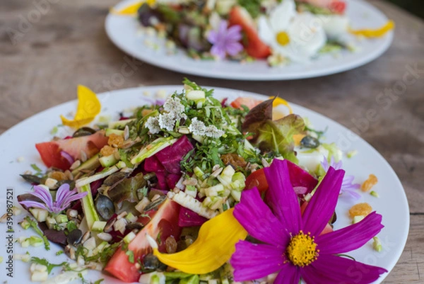 Fototapeta gros plan sur une salade composée avec des fleurs très colorée 