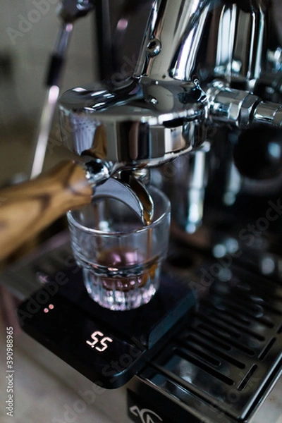 Obraz Zubereitung von Espresso Cortado mit einem Siebträger Vollautomat