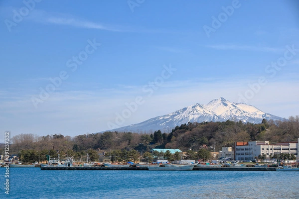 Fototapeta 鯵ヶ沢漁港と岩木山