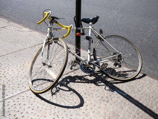 Obraz Abandoned bicycle in the street, bike damaged, street life, artistic object, attached alone