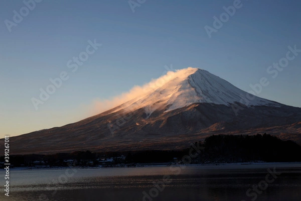 Fototapeta 河口湖から望む富士山の夜明け