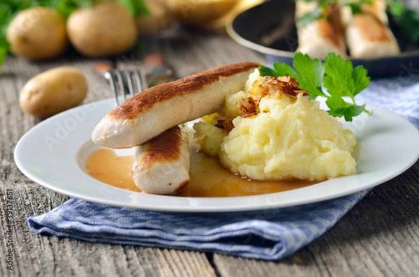 Obraz Obfite wełniane kiełbaski z puree ziemniaczanym i lekkim sosem