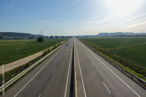 Obraz 遠くまで続く直線道路