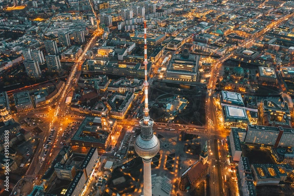 Obraz Szeroki widok na piękny Berlin, Niemcy Pejzaż miejski po zachodzie słońca z oświetlonymi ulicami i wieżą telewizyjną Alexanderplatz, widok z lotu ptaka