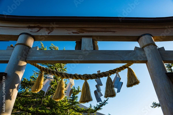 Fototapeta 日本　山梨県、冨士山小御嶽神社の鳥居
