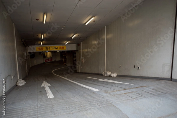 Fototapeta 地下駐車場の入り口