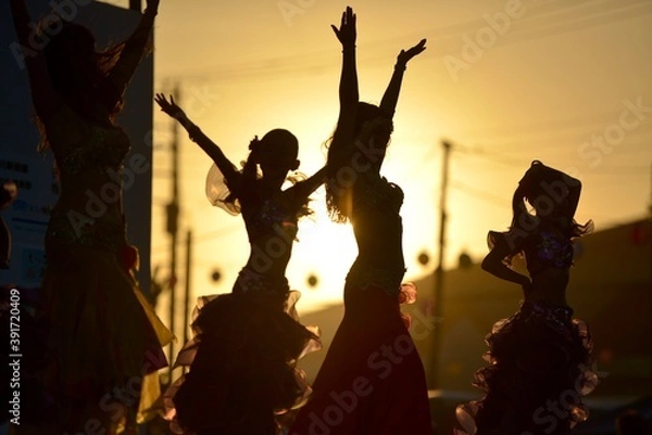 Obraz イベントでベリーダンスを踊る女性