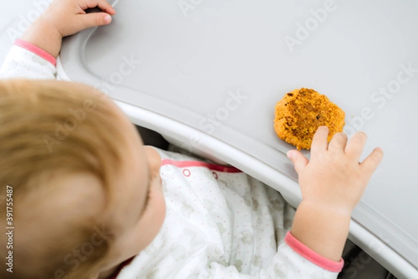 Obraz baby eating with his hands at early stages of baby led weaning