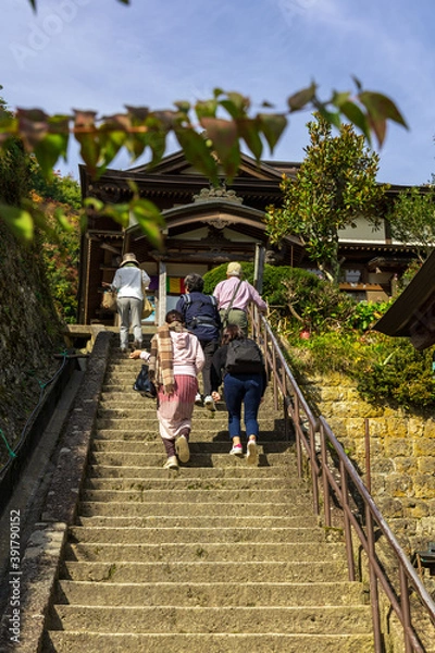 Fototapeta 秋の山寺立石寺金乗院を参拝する人々