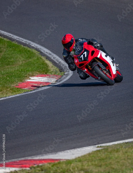 Fototapeta Ujęcie motocykla wyścigowego na zakrętach na torze.