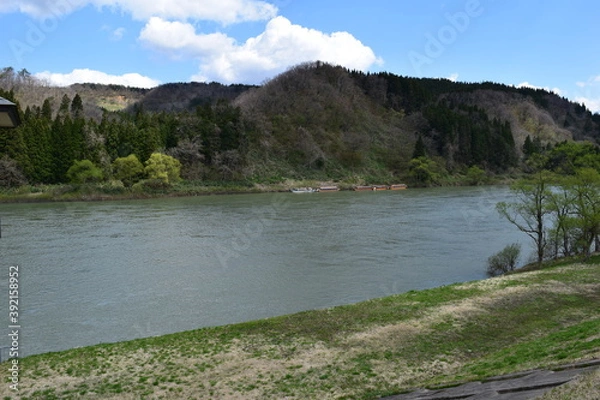 Obraz 日本三大急流 最上川（もがみがわ）／ 山形県内の源流から河口まで流れる日本三大急流の一つ、最上川です。一つの都府県のみを流域とする河川としては、延長229kmと国内最長の大河川です。