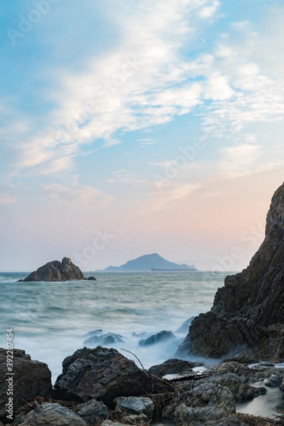 Fototapeta 海岸の大きい岩と夕日