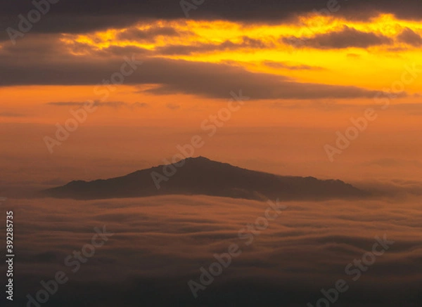 Obraz Nubes  en la montaña