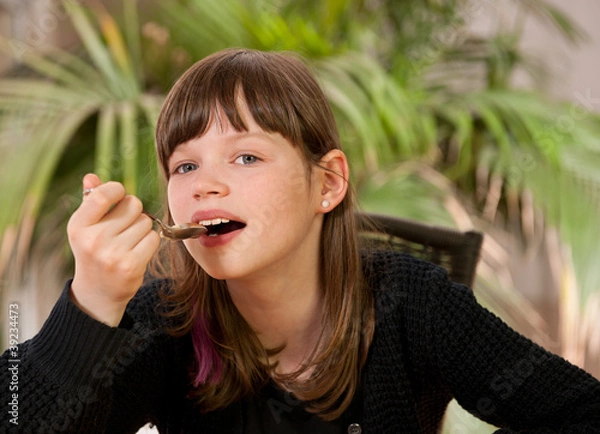 Obraz Mädchen beim Schulessen
