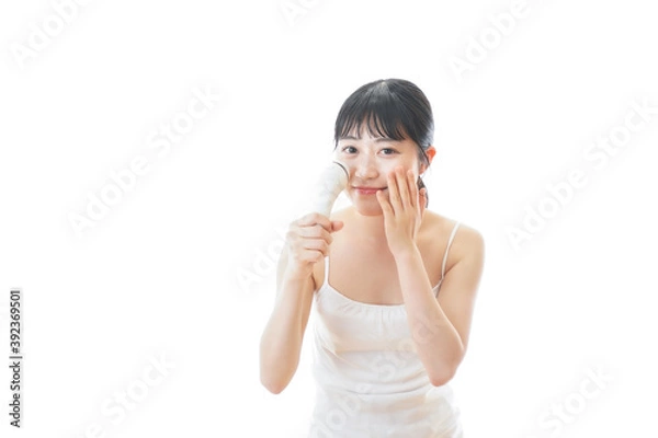 Fototapeta 美顔器を使う若い女性