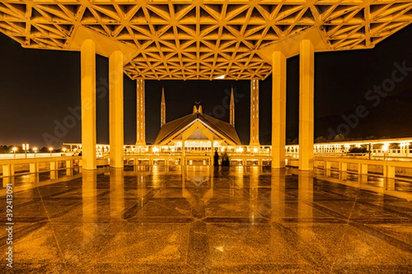 Fototapeta Night view of Shah Faisal mosque is the masjid in Islamabad, Pakistan. Located on the foothills of Margalla Hills. The largest mosque design of Islamic architecture
