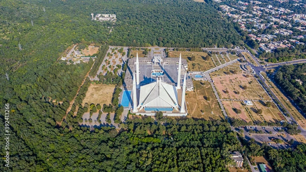Fototapeta Aerial view of Shah Faisal mosque is the masjid in Islamabad, Pakistan. Located on the foothills of Margalla Hills. The largest mosque design of Islamic architecture
