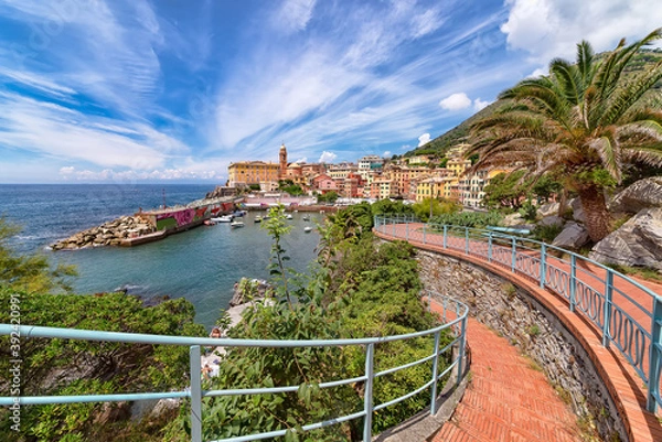 Fototapeta Village nervi, jak widać z „Passeggiata Anita Garibaldi”, Włochy. Głównym punktem zainteresowania nervi jest chodnik wzdłuż oceanu klifów, jednej z najpiękniejszych promenad Włoch