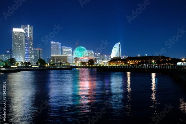 Obraz 水面に反射するみなとみらいの夜景