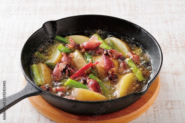 Obraz ホタルイカと春野菜のアヒージョ