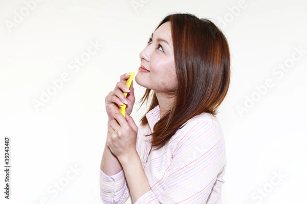 Fototapeta 携帯電話を持つ嬉しそうな表情のオフィスレディー