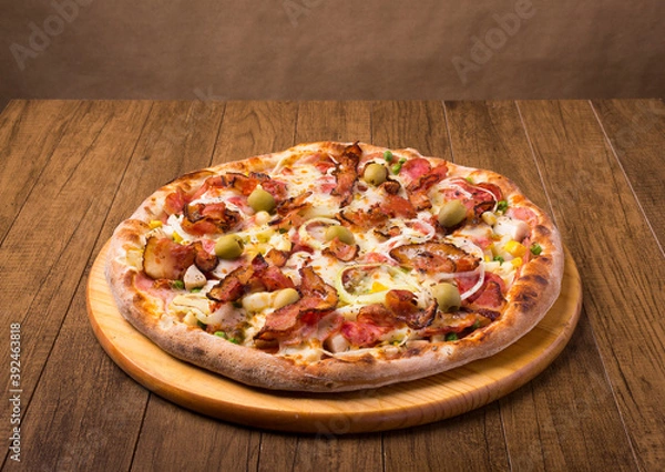 Fototapeta Complete Portuguese Pizza accompanied by a glass of red wine. Gastronomic photography with centralized elements.