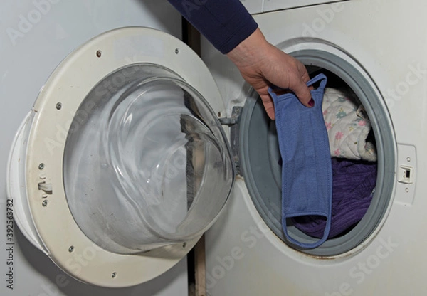 Obraz Use, wash and reuse face masks.