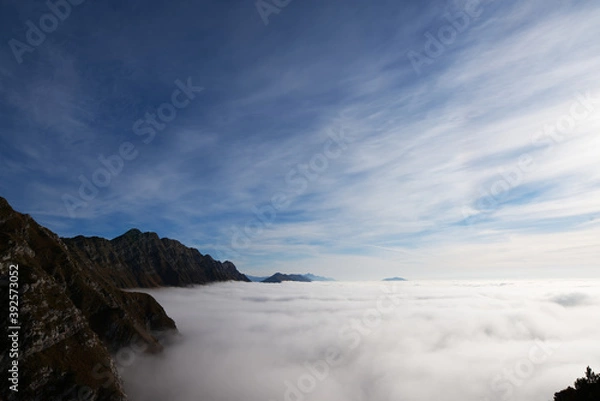 Fototapeta Escursione sul Monte Chiampon in autunno con vista sul Monte Cuarnan
