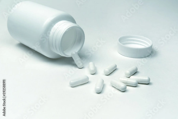Fototapeta butelka i tabletki na białym tle.