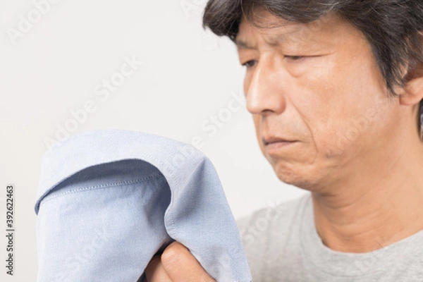 Obraz 加齢臭を気にしている中年男性