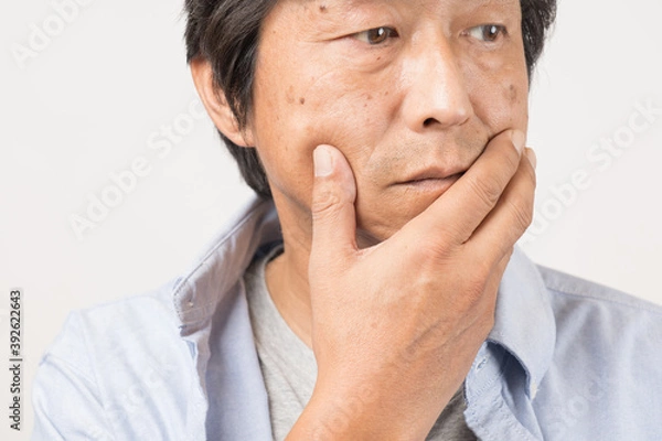 Obraz シミ、シワが気になる中年男性