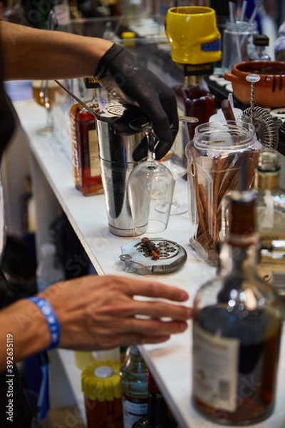Obraz photograph of bartender making a cocktail