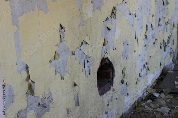 Fototapeta de-edified wall