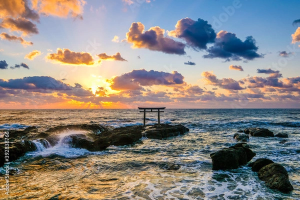 Obraz 茨城県東茨城郡大洗町の海にある鳥居と朝焼け