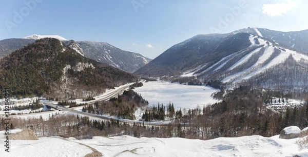 Fototapeta New Hampshire mountains - Cannon and Lafayette, Franconia Notch State Park. Snowy hills and rocks.