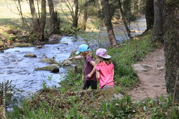 Fototapeta Kinder am Bach