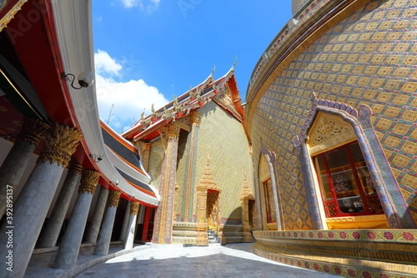 Fototapeta Thai architecture and beautiful Thai motifs in Wat Ratchabophit Sathit Maha Simaram Ratchaworawihan, Bangkok, Thailand