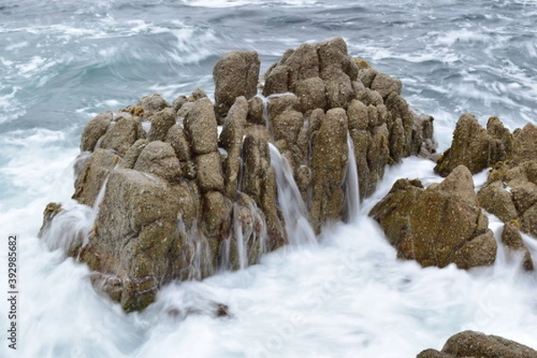 Obraz waves crashing on rocks