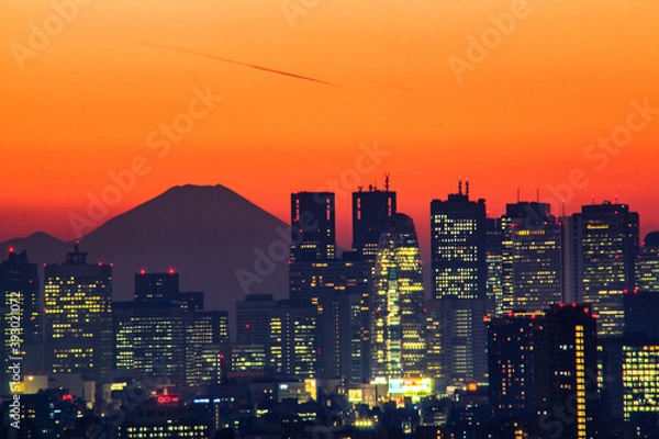Obraz 富士山と新宿　高層ビル群　シルエット　マジックアワー　グラデーション　夜景
