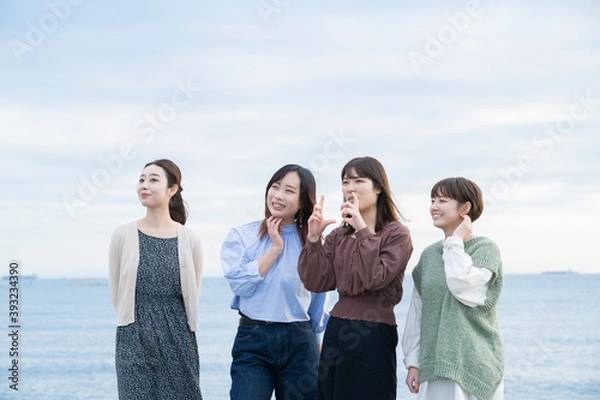 Fototapeta 遠くの景色を見つめる女性たち