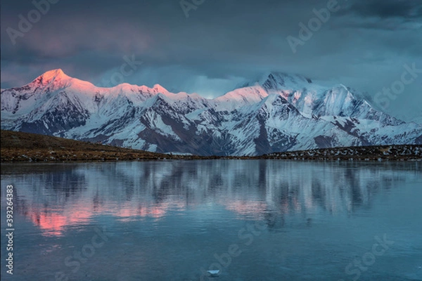 Fototapeta 中国四川甘孜康定冷噶错看贡嘎雪山