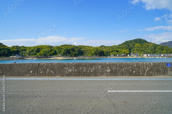 Obraz 広島県・向島　瀬戸内の海に面した道路と対岸の島