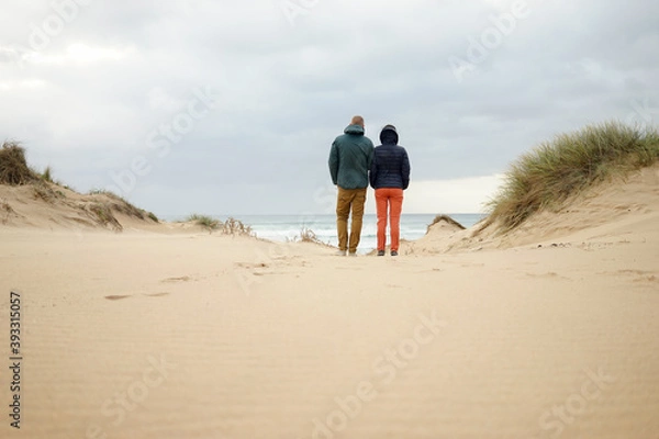 Fototapeta Mglisty poranny spacer po plaży